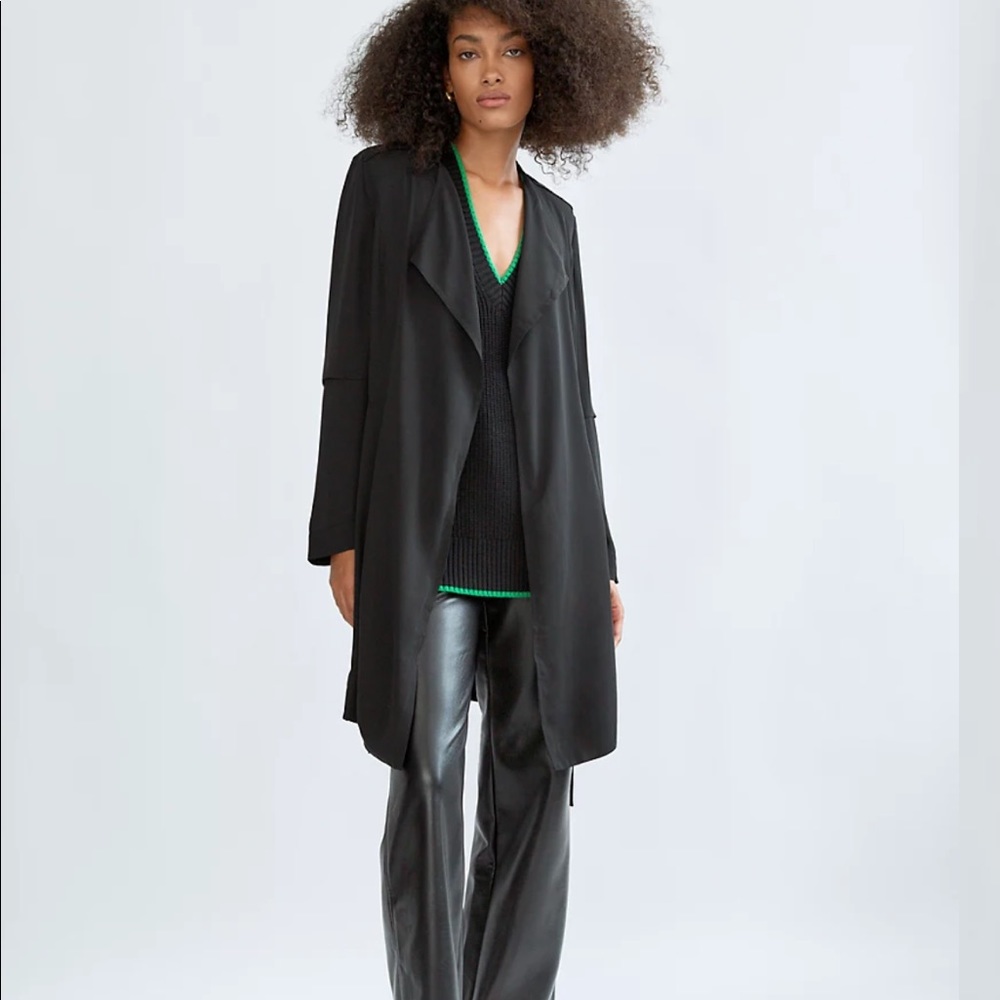 Aritzia Babaton flowy trench black size L